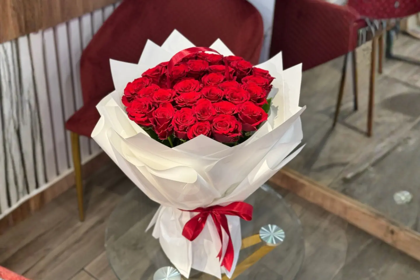 باقة ورد جوري احمر مع غلاف ابيض ٣٠١٢