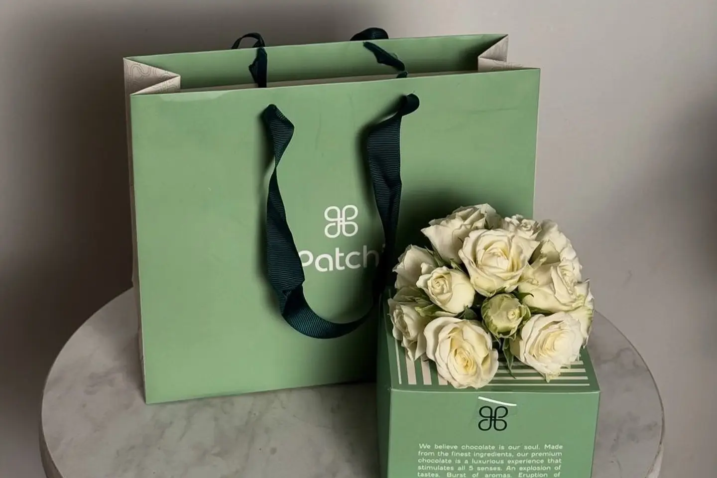 الورود البيضاء مع شوكلاتة باتشي