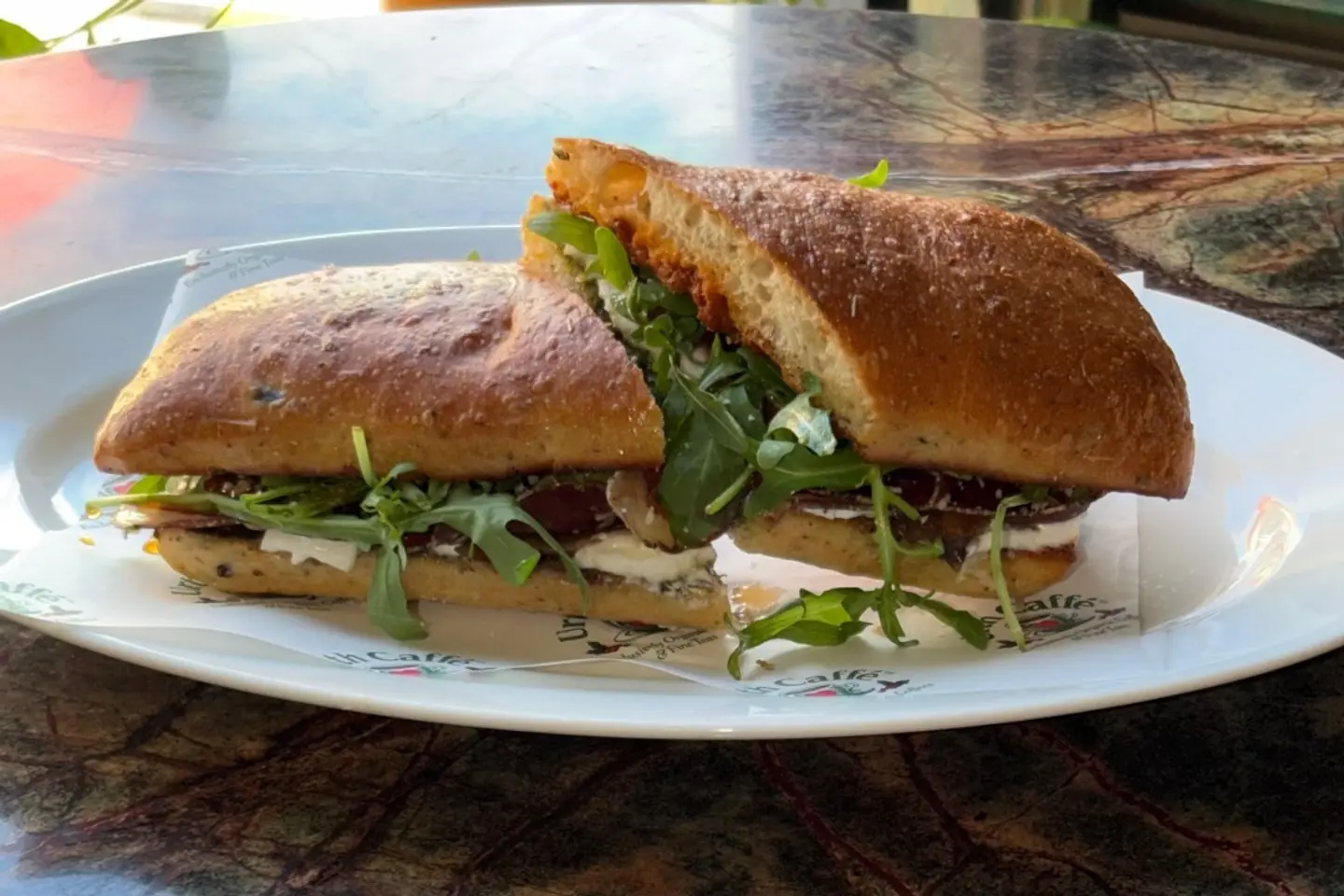 سيسينا في توست تشاباتا بزيت الزيتون