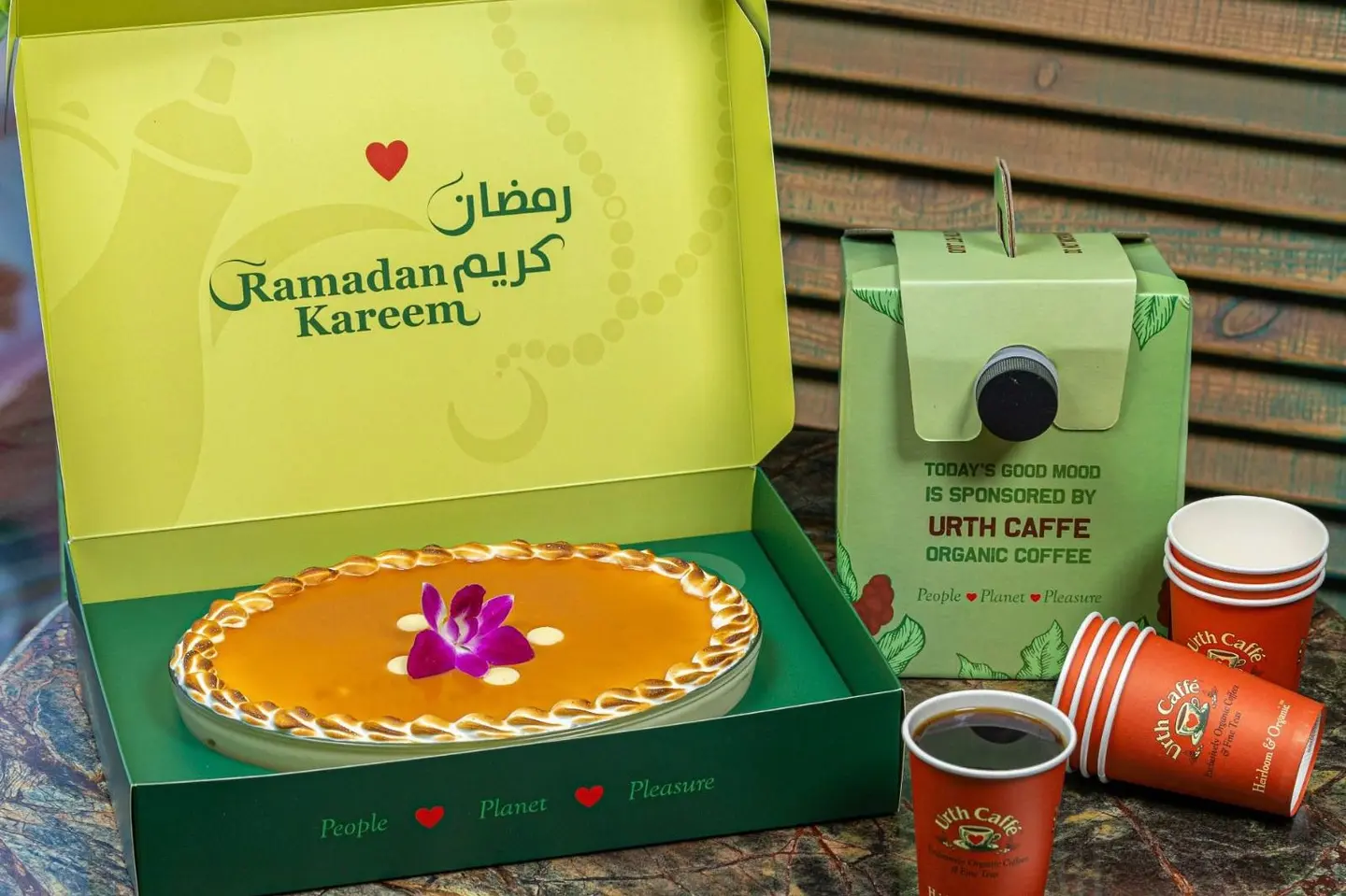 صندوق كيكة تري لاتيه رمضانية مع صندوق قهوة