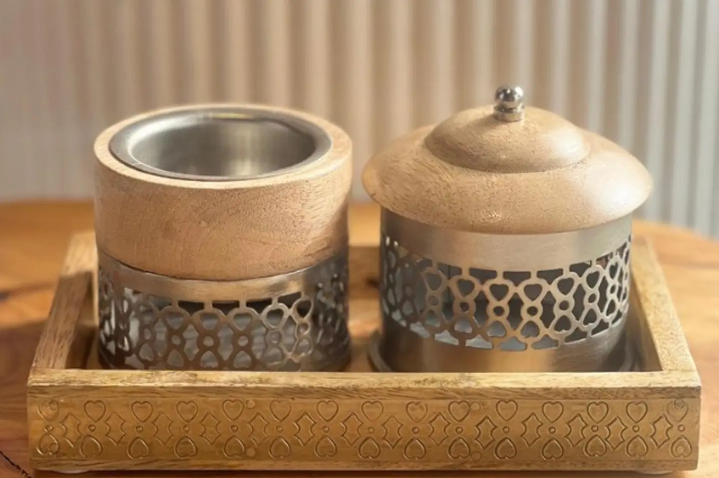 طقم مبخرة وصندوق باللون الفضي