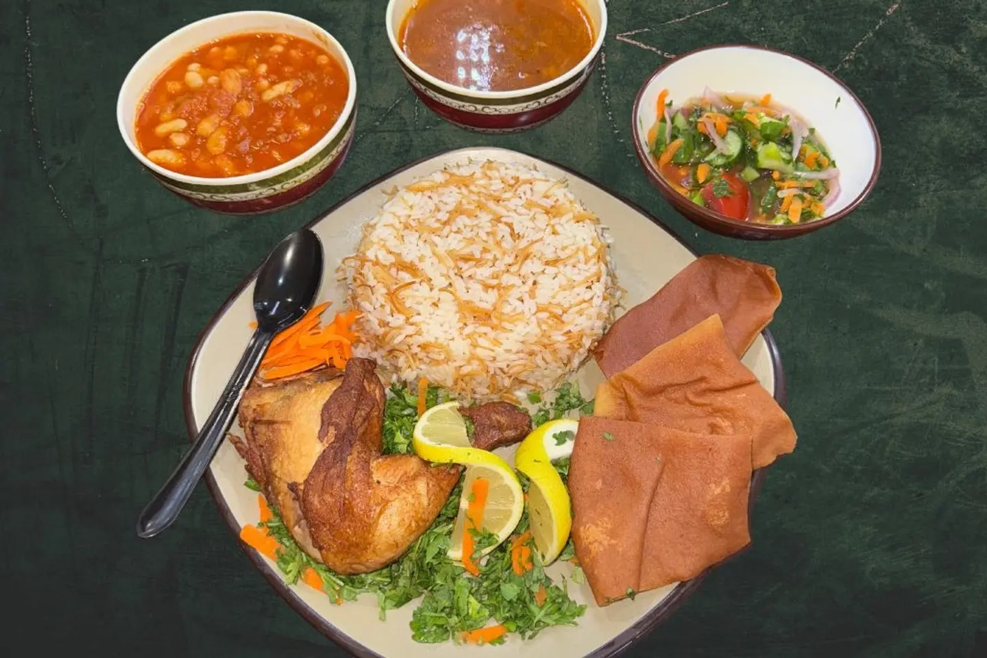 وجبة ربع دجاج محمر مع أرز مصري وخضار