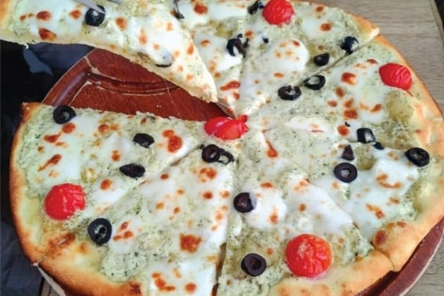 بيتزا كابريزي تشيز