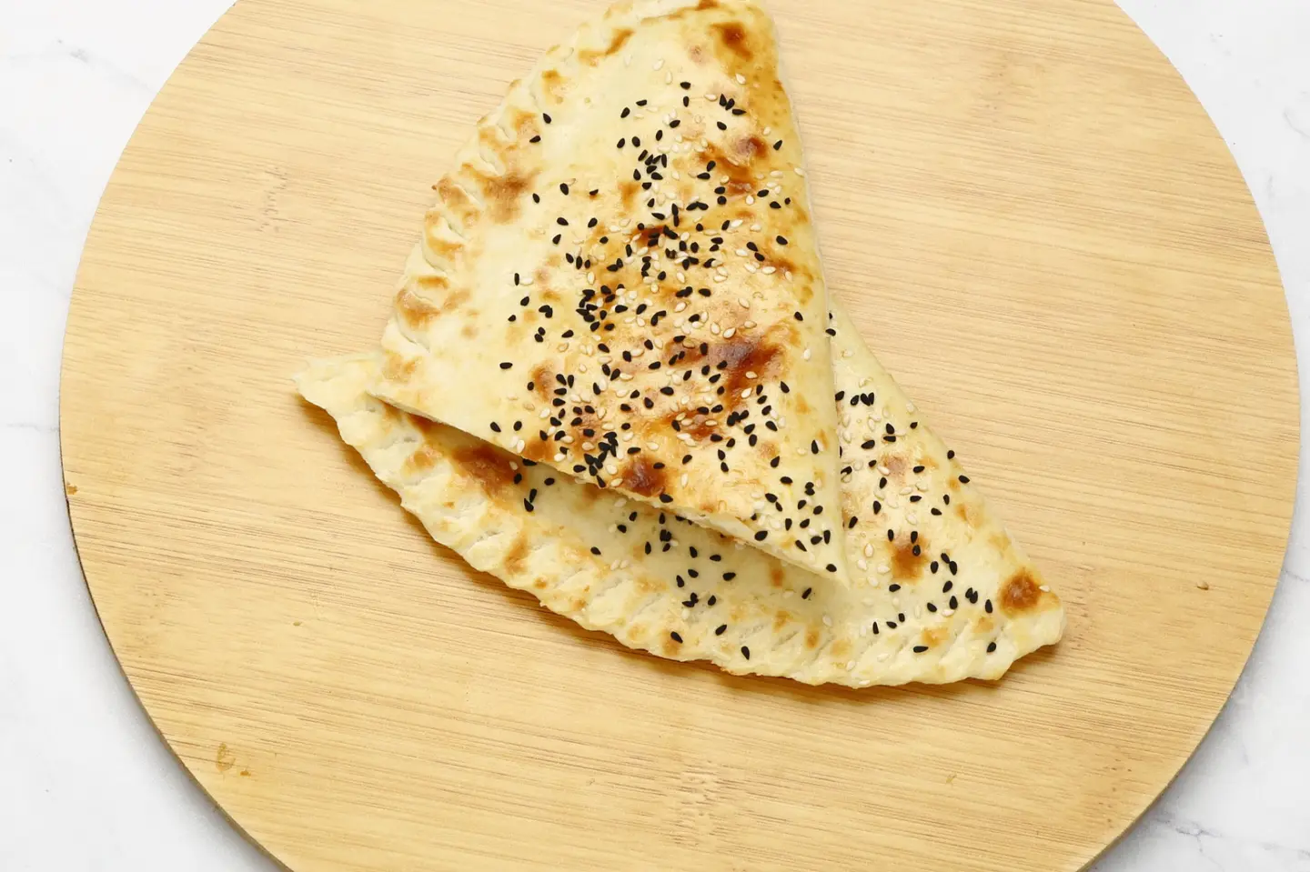 فطيرة نقانق بالجبن