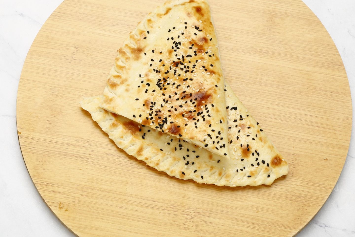 فطيرة نقانق بالجبن