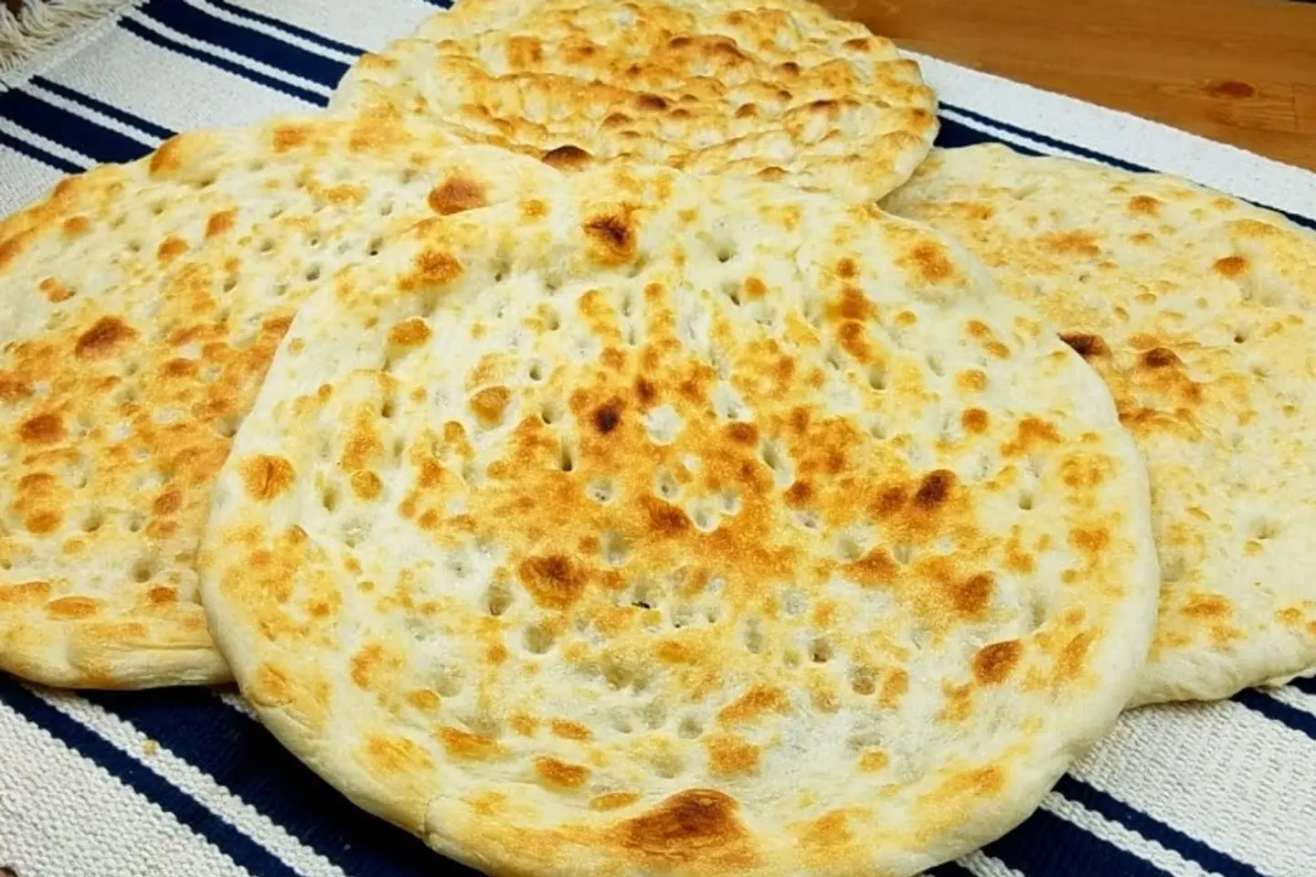 خبز تميس بالجبن