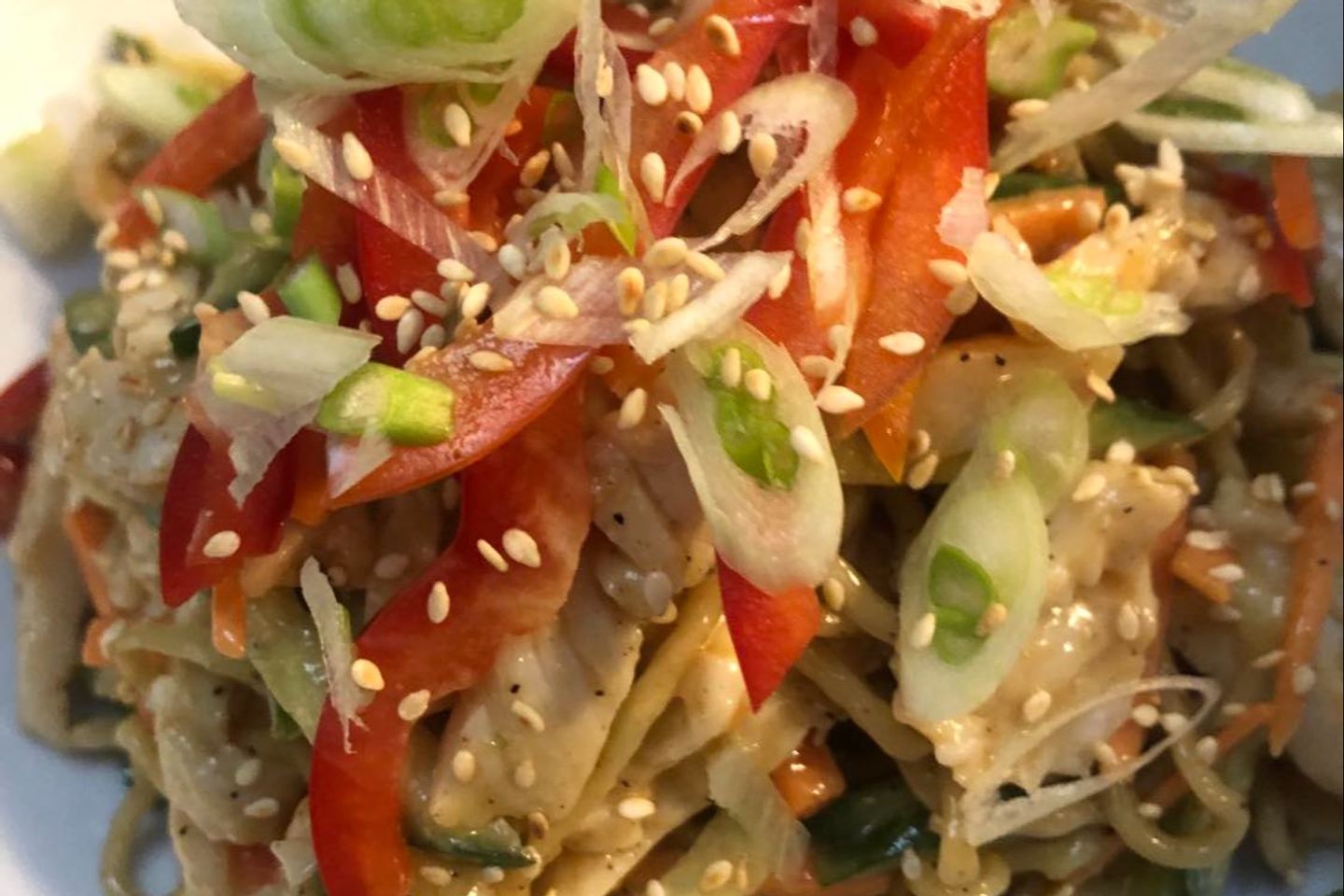 سلطة نودلز الدجاج