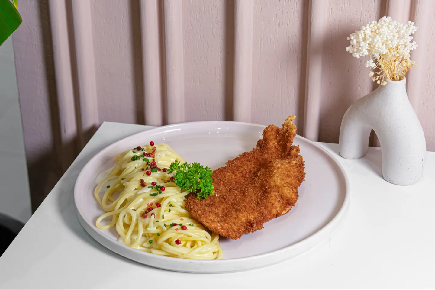 سباغيتي مع شنيتزل الدجاج