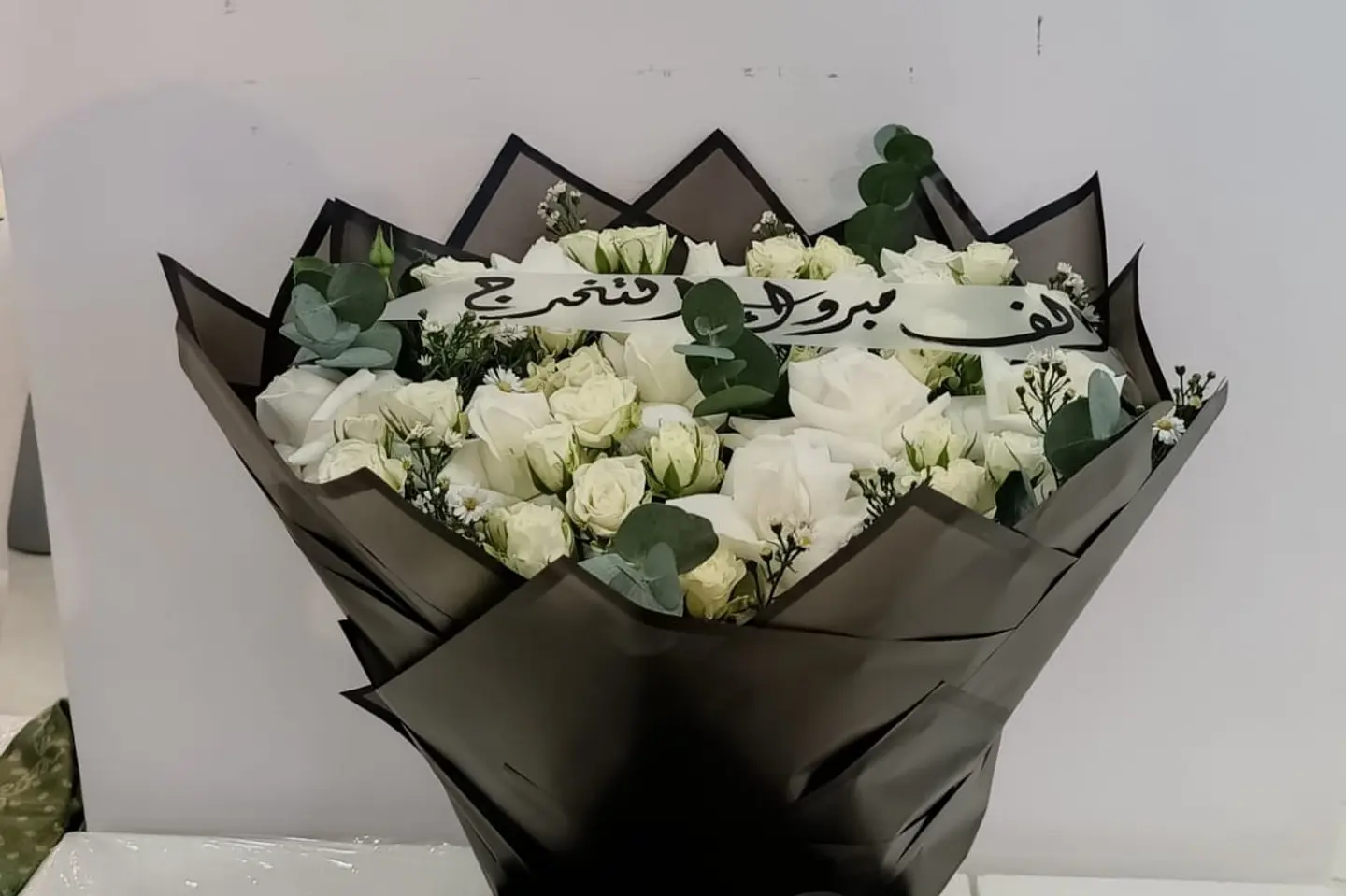 باقة روز ابيض تغليف اسود