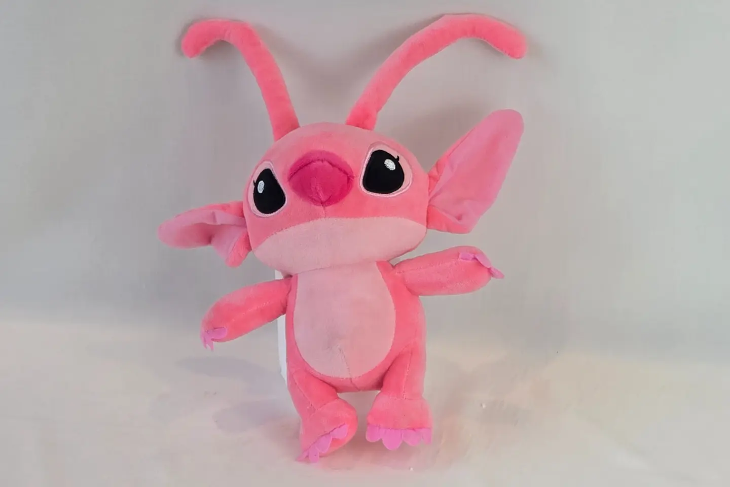 دمية لون وردي