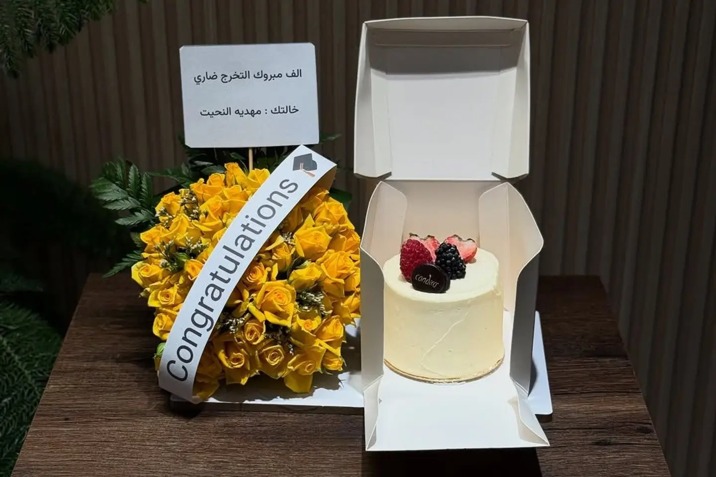 ستاند ورد اصفر و كيك