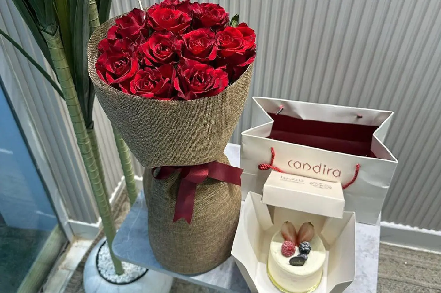باقة ورد احمر وكيك