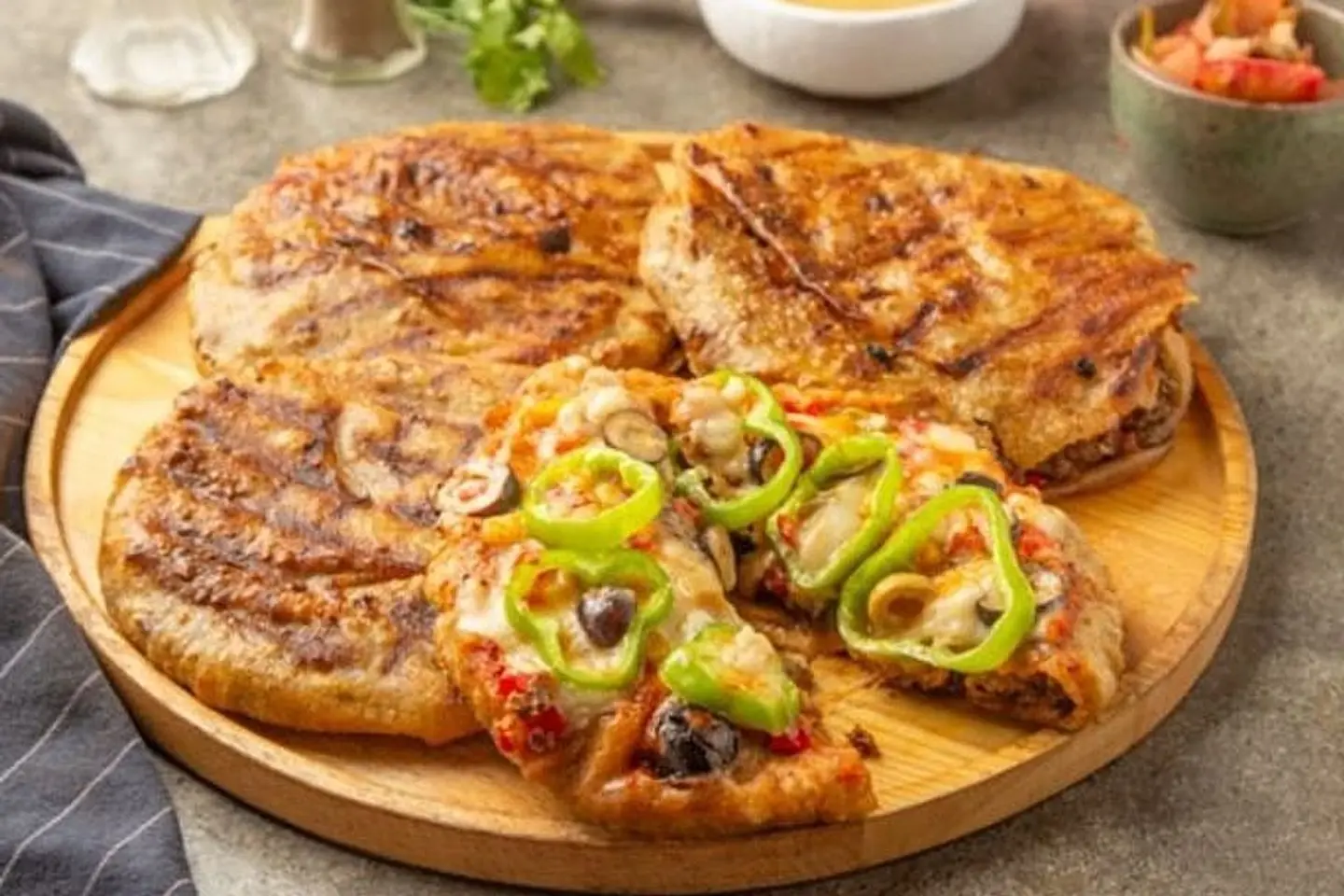 حواوشي بالجبنة والزيتون والطماطم