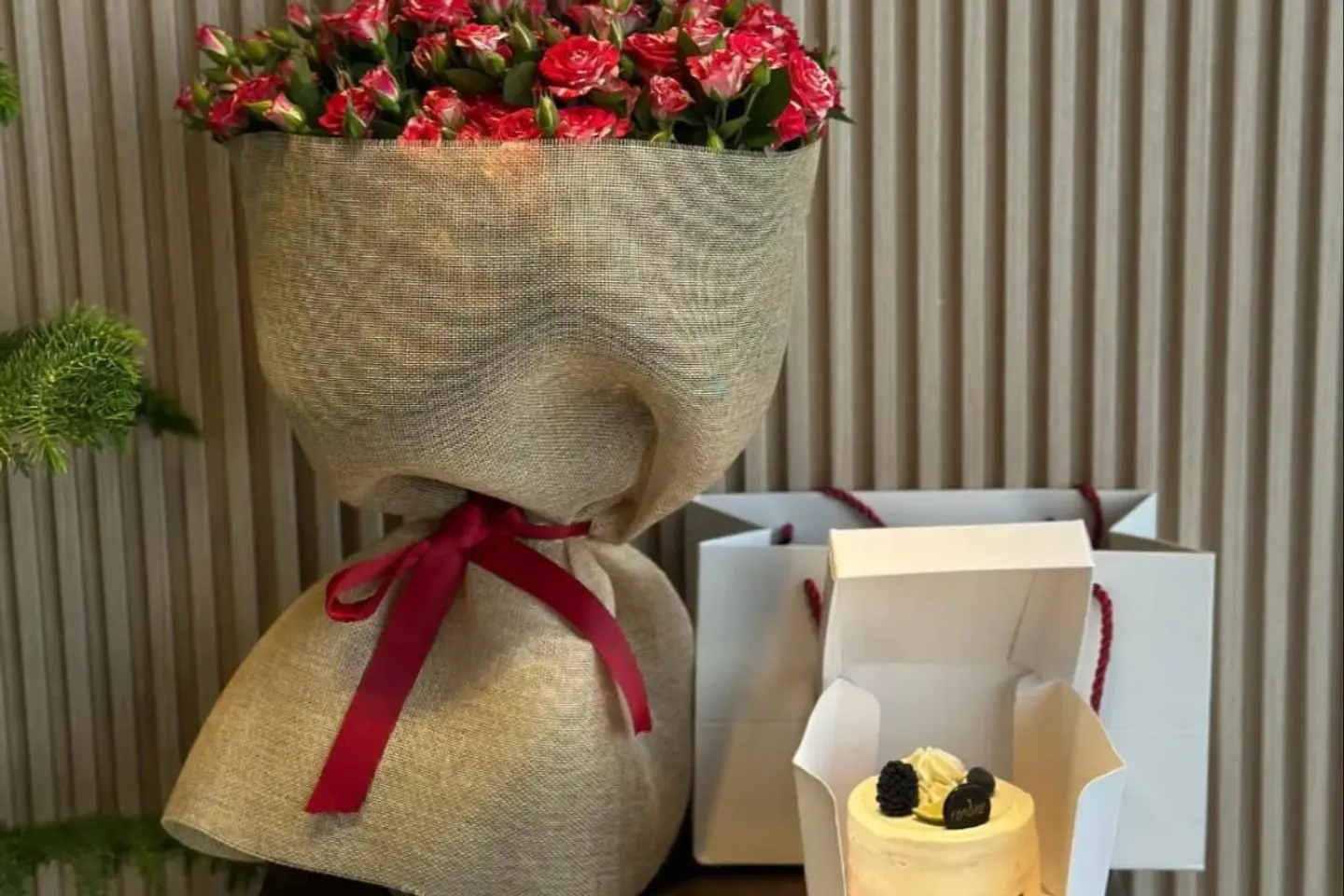 كيك كانديرا مع باقة ورد مميزه بتغليف خيش