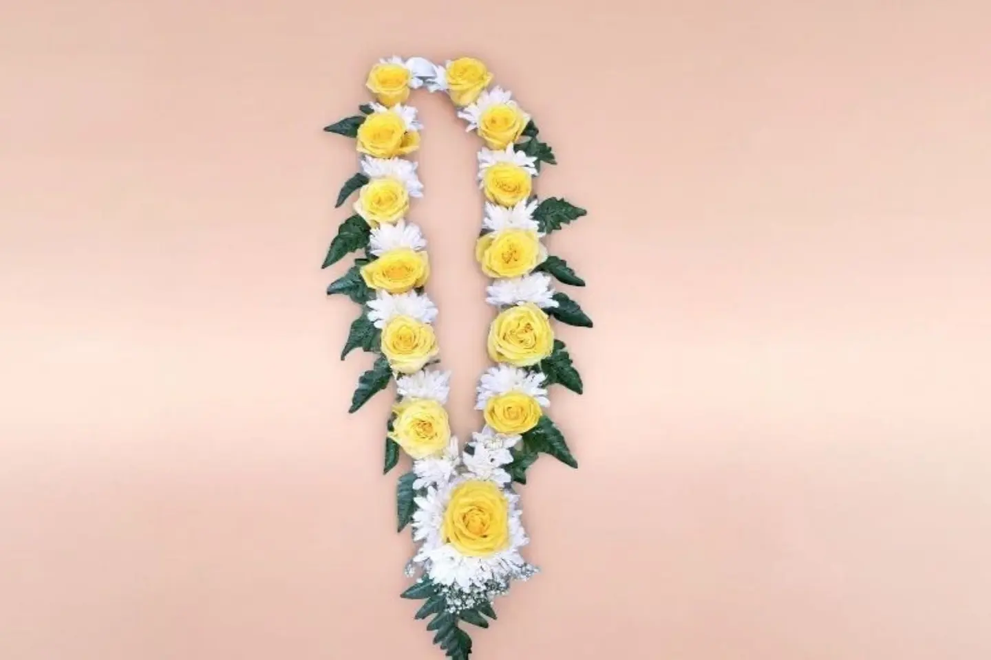 عقد تخرج بالورد الطبيعي اصفر مع كريز ابيض