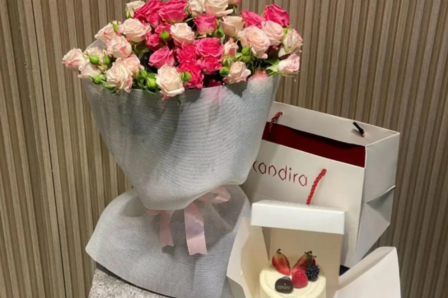 كيك كانديرا مع باقة ورد بيبي روز