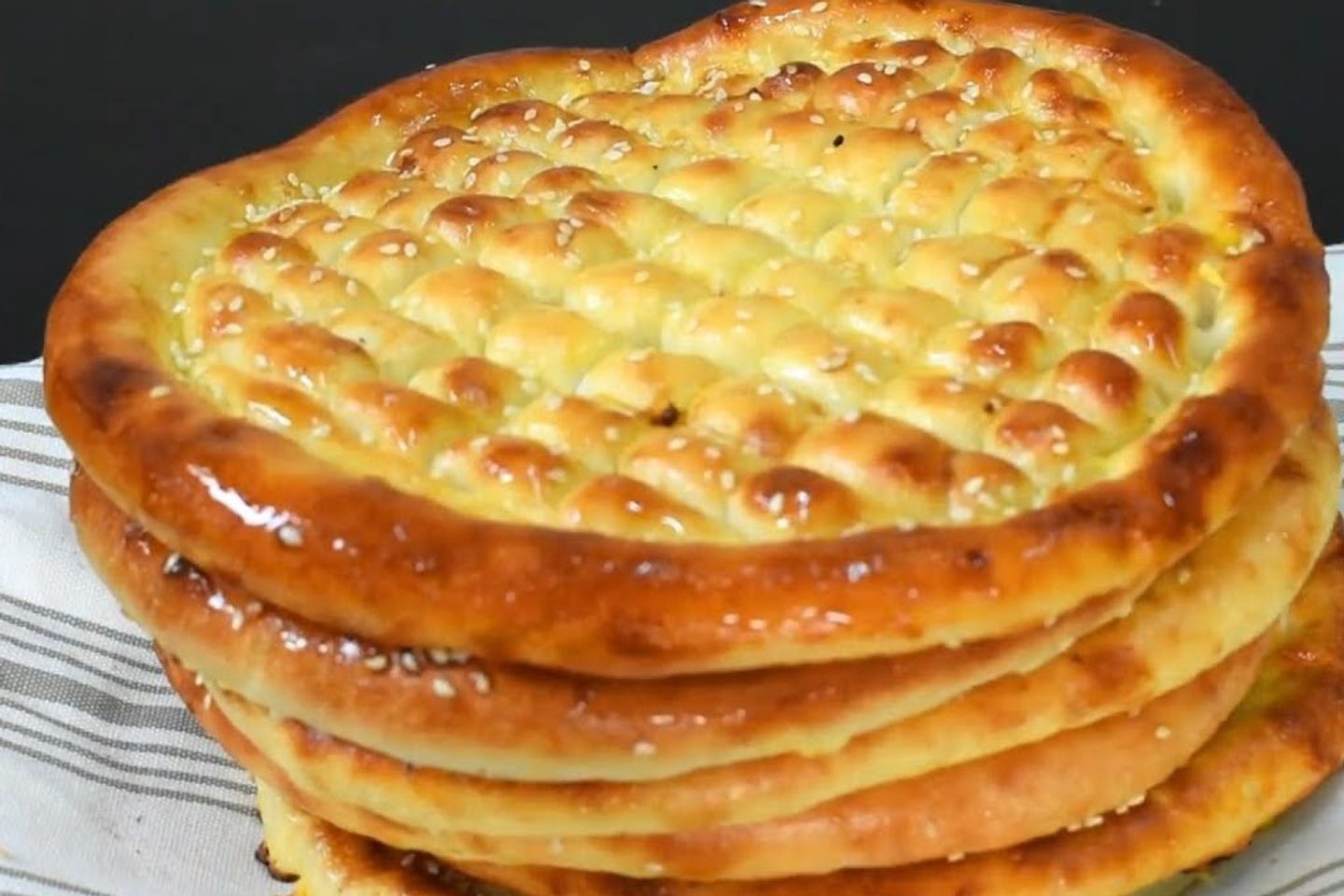 خبز بالجبنة