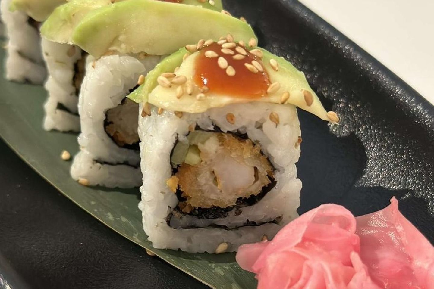 دراقون سوشي مع افوكادو