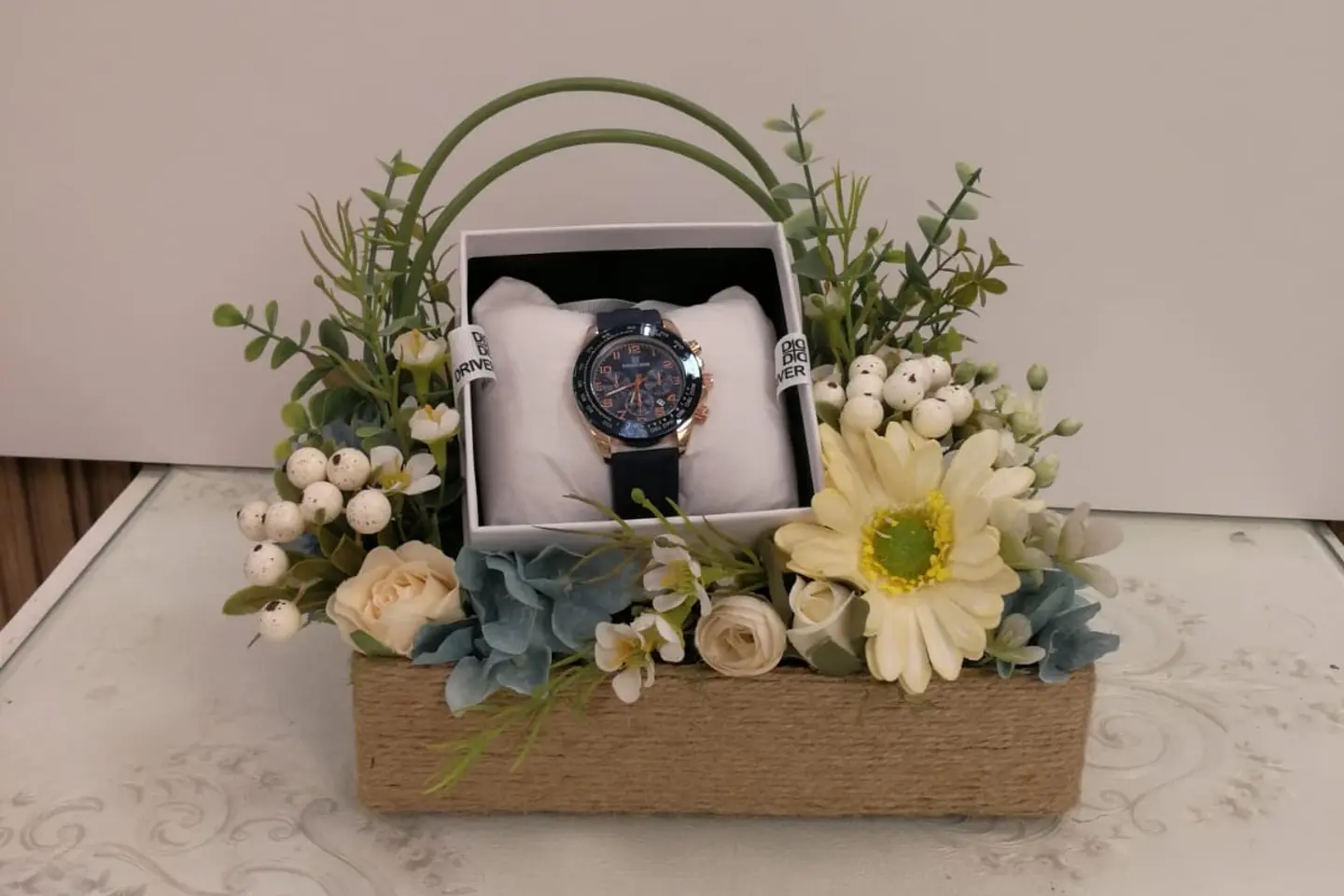 ساعة رجالية مزينة بورود صناعية أنيقة