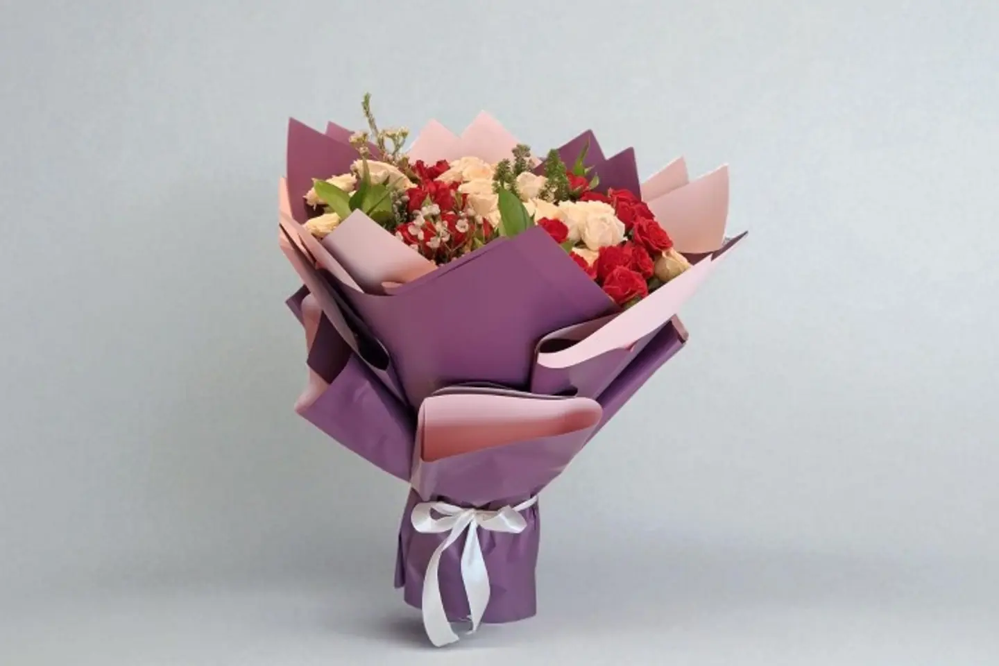 بوكية ورد جوري ثنائي اللون مع تغليف ١٠٠٠