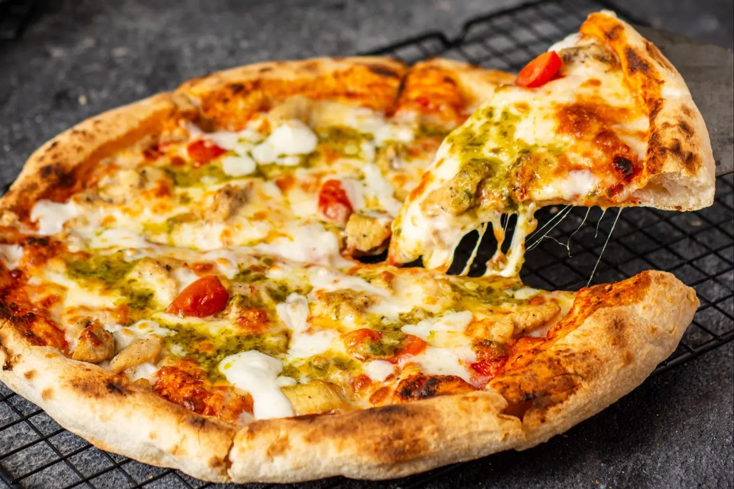 بيتزا بيستو الدجاج صغيرة