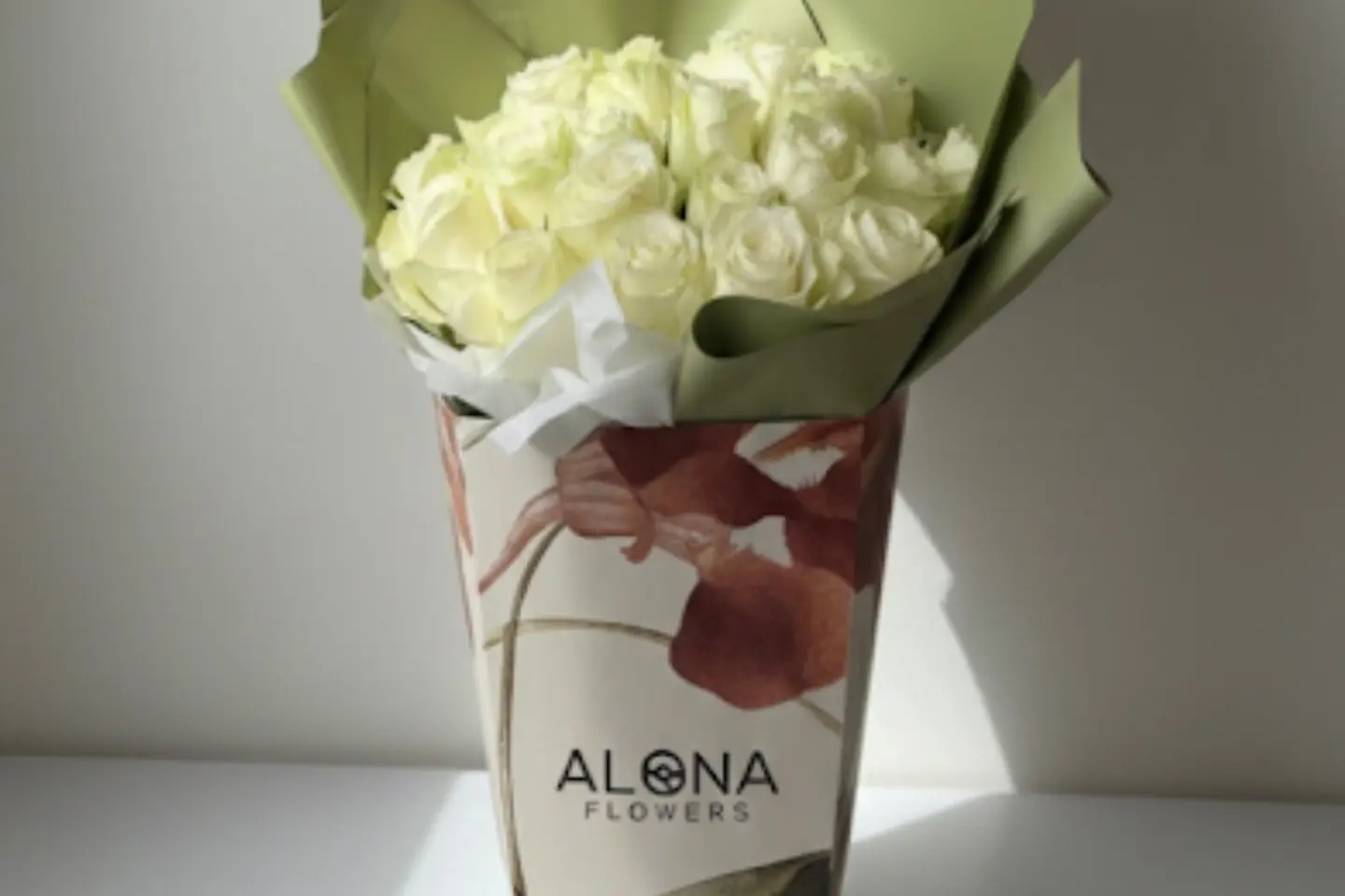 ‎باقة ازهار الونا المميزة باللون الابيض