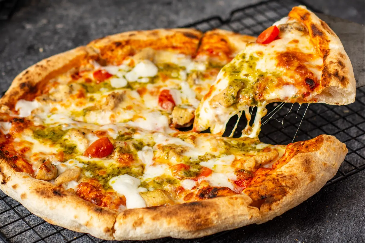 بيتزا دجاج البيستو صغيرة