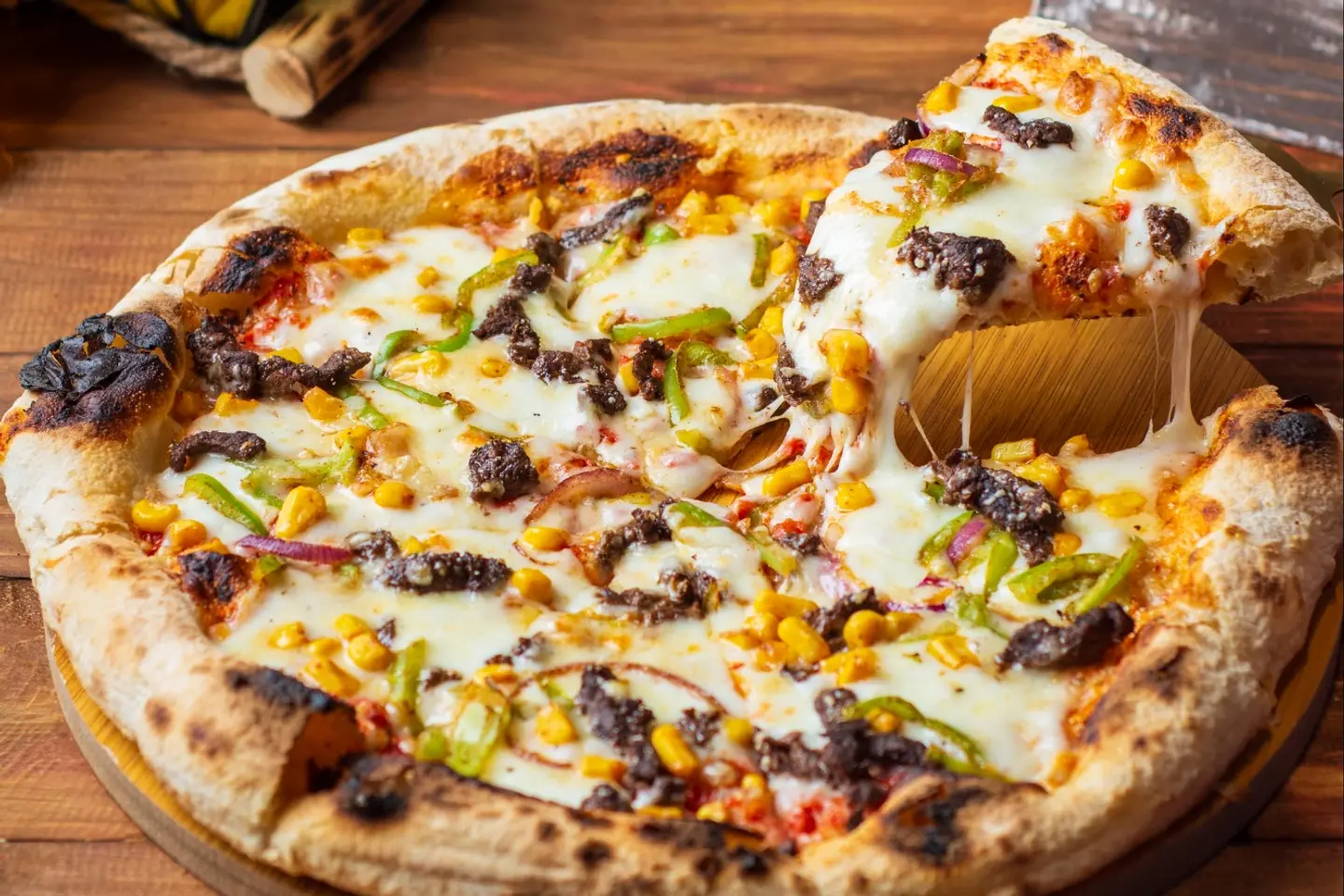 بيتزا ستيك اللحم صغيرة