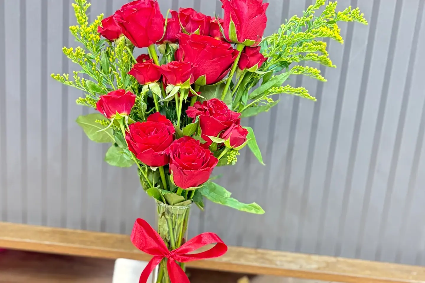 فازه ورد طبيعي احمر شكل انيق وحصري