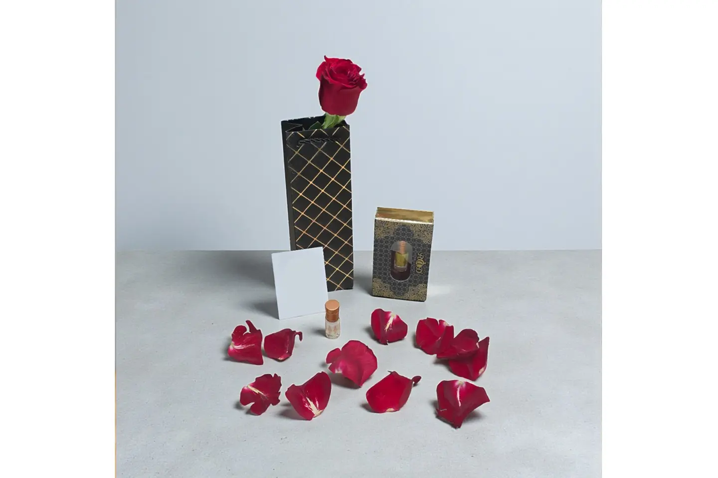 وردة و ومسك و كيس و كرت