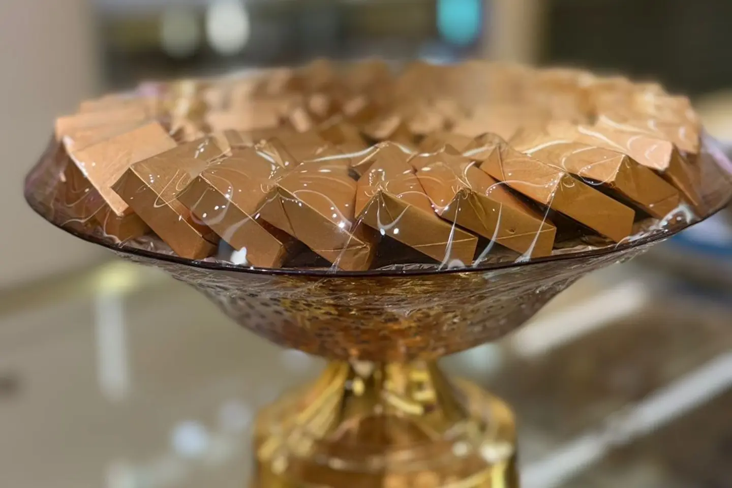 شوكولاتة بلجيكية مغلّفة في صينية فاخرة باللون الذهبي البني