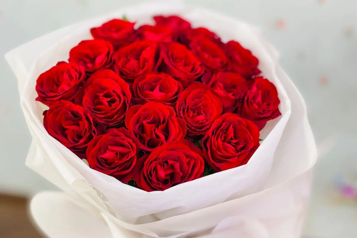 باقة ورود حمراء وتغليف أبيض