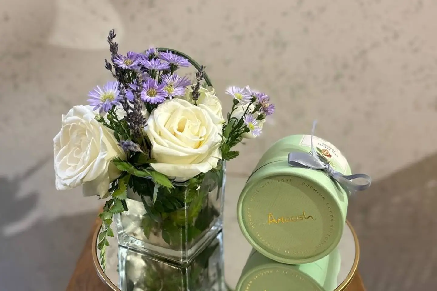 فازة ورد مع شكولاته