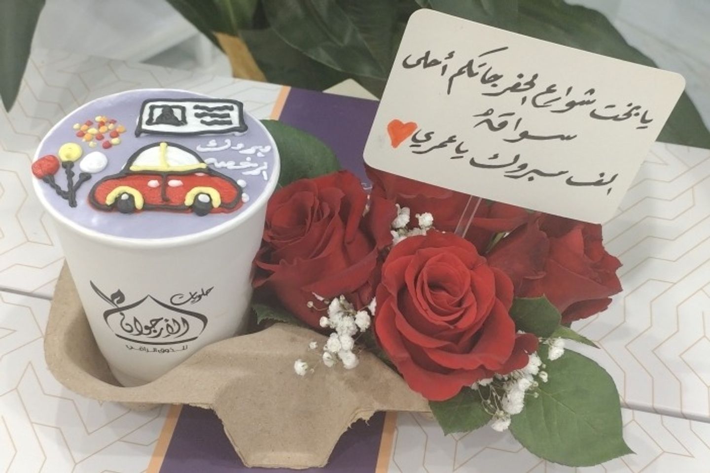 كوب كيك مع ورد طبيعي