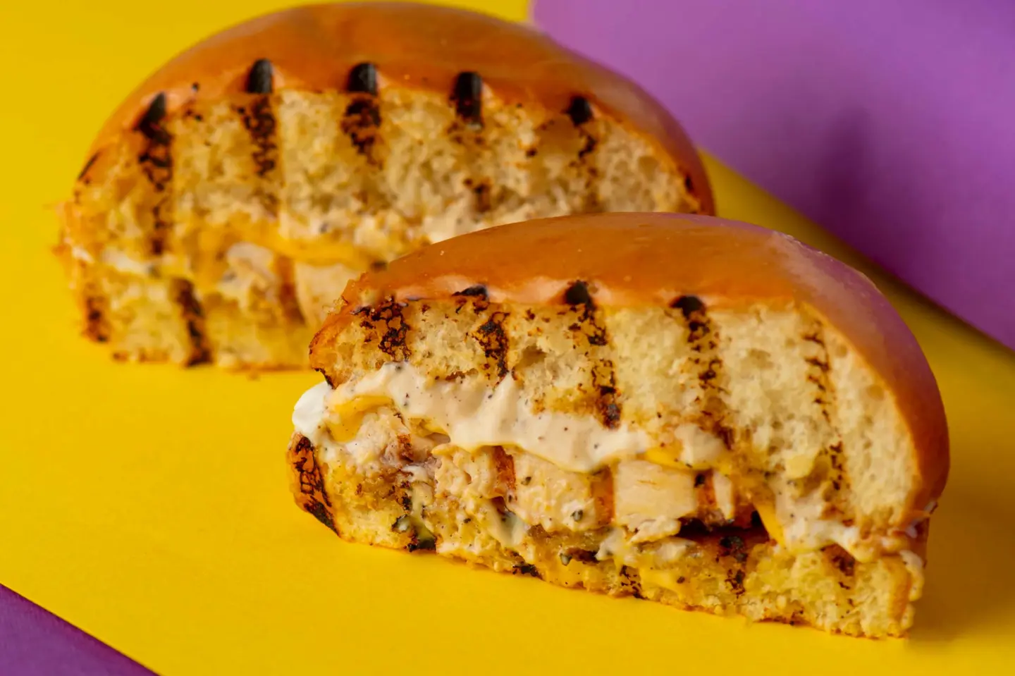 برجر دجاج بالفحم الأمريكي والحطب