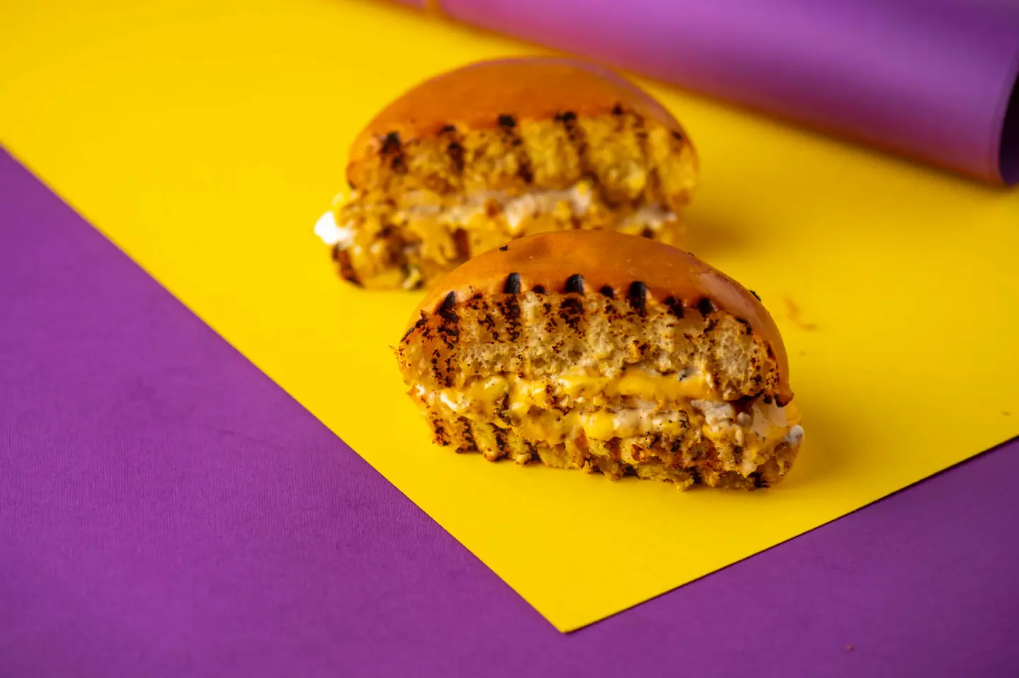 دبل برجر دجاج بالفحم الأمريكي والحطب