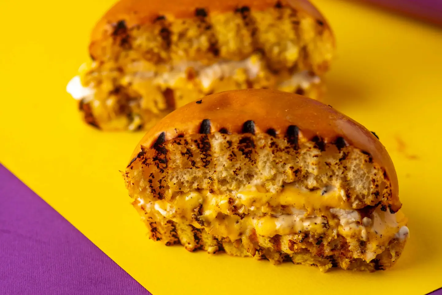 تربل برجر دجاج مشوي بالفحم الأمريكي والحطب