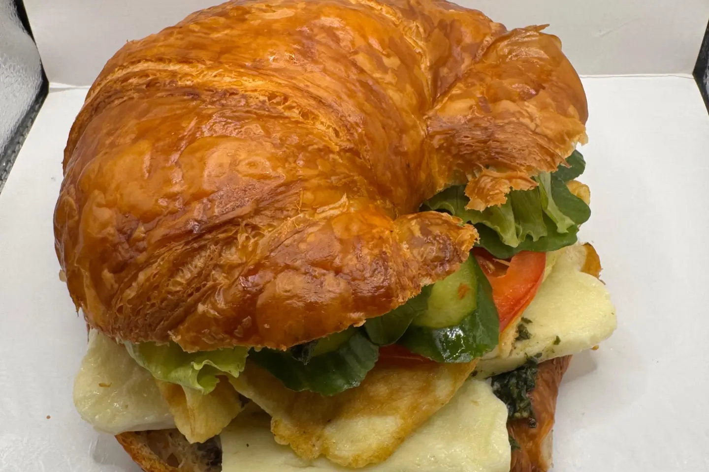 كروسان كبير أومليت مع حلوم