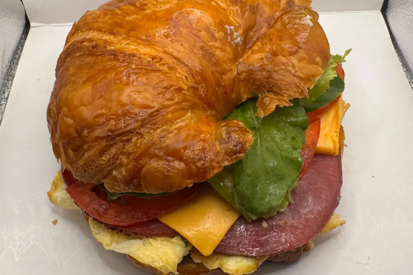 كروسان كبير أومليت جبنه و روست بيف