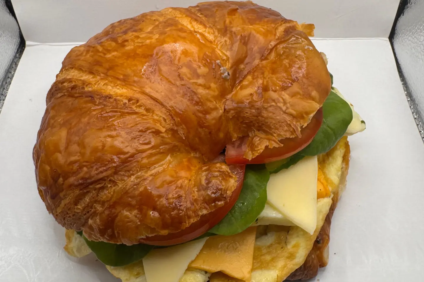 كروسان كبير أومليت و ثلاثه أجبان