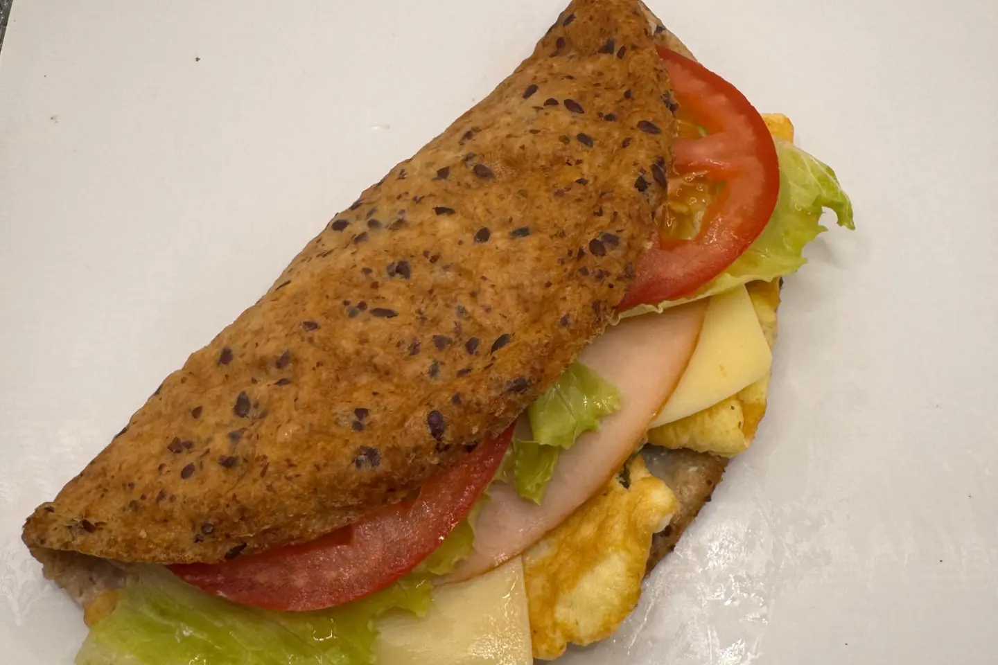 ساندويش كيتو أومليت مع تركي وحبنه