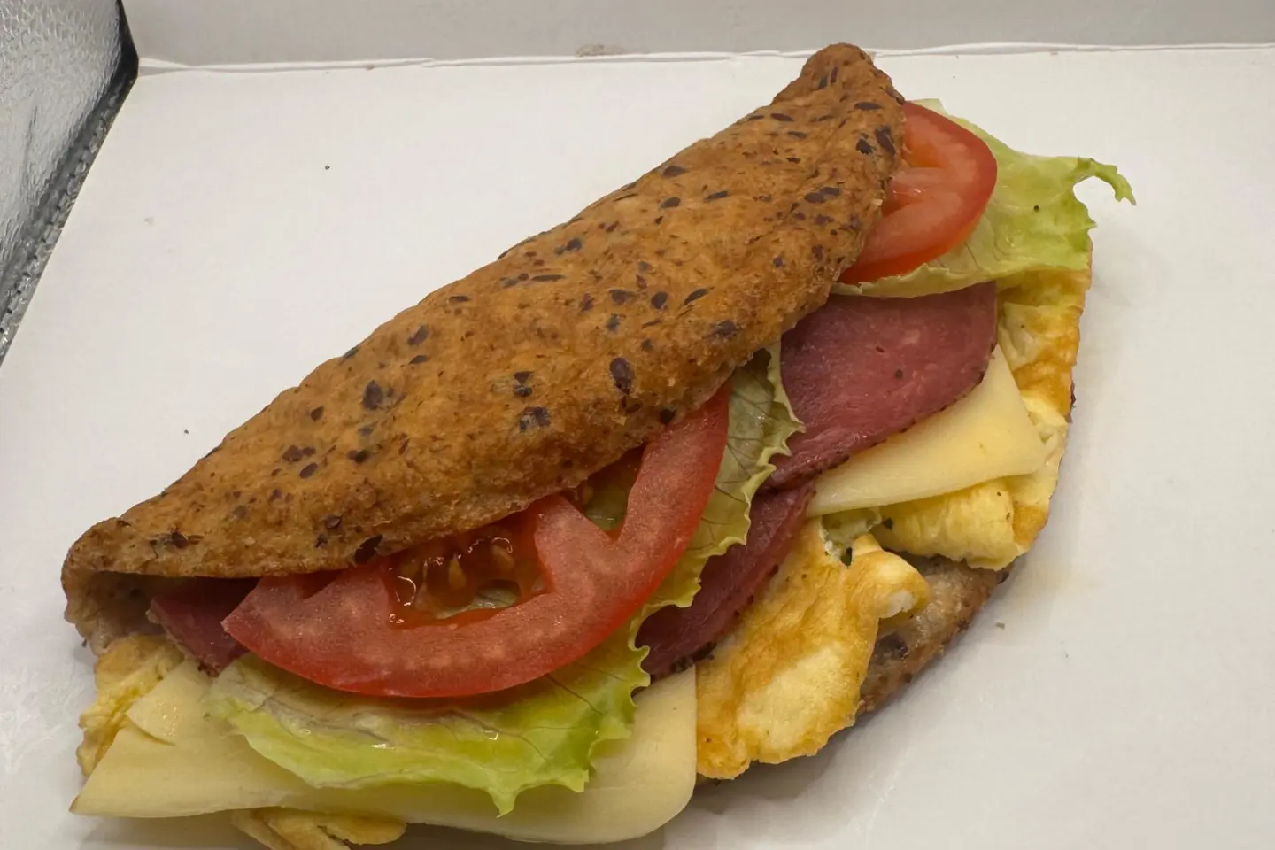 ساندويتش كيتو أومليت مع روست بيف جبنه