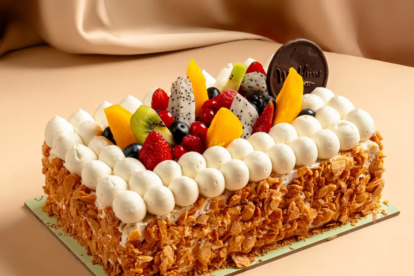 ألموند الفواكة المشكلة وسط