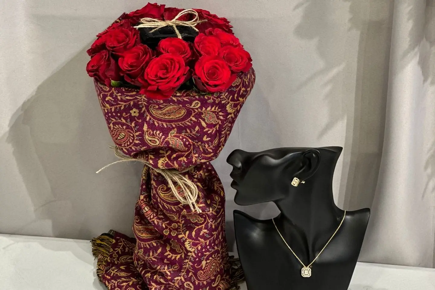 انوش الطقم اللامع