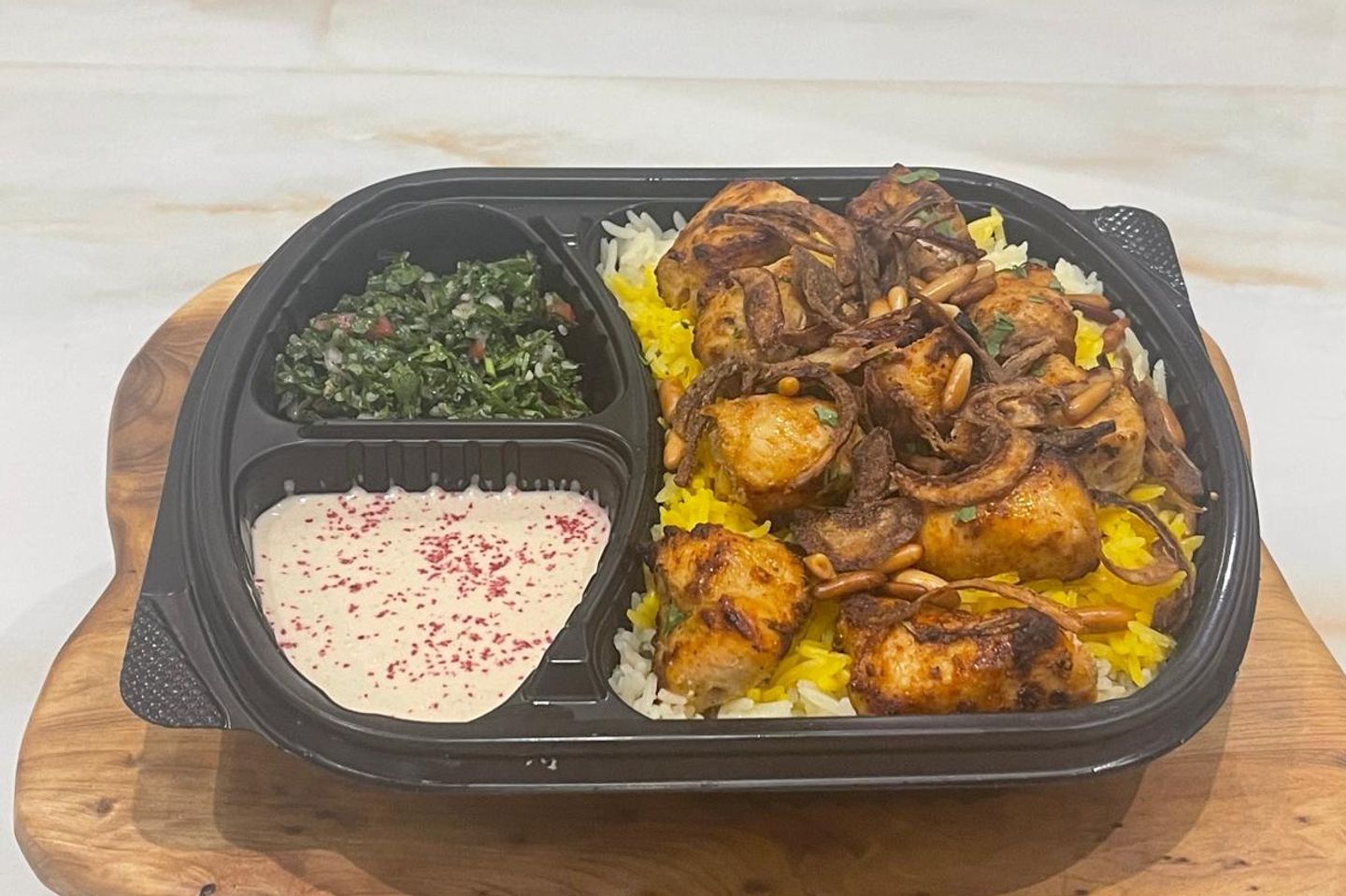 شيش طاووق مع الأرز والسلطة والطحينة