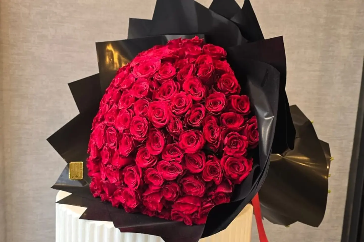 ثمانين وردة حمراء