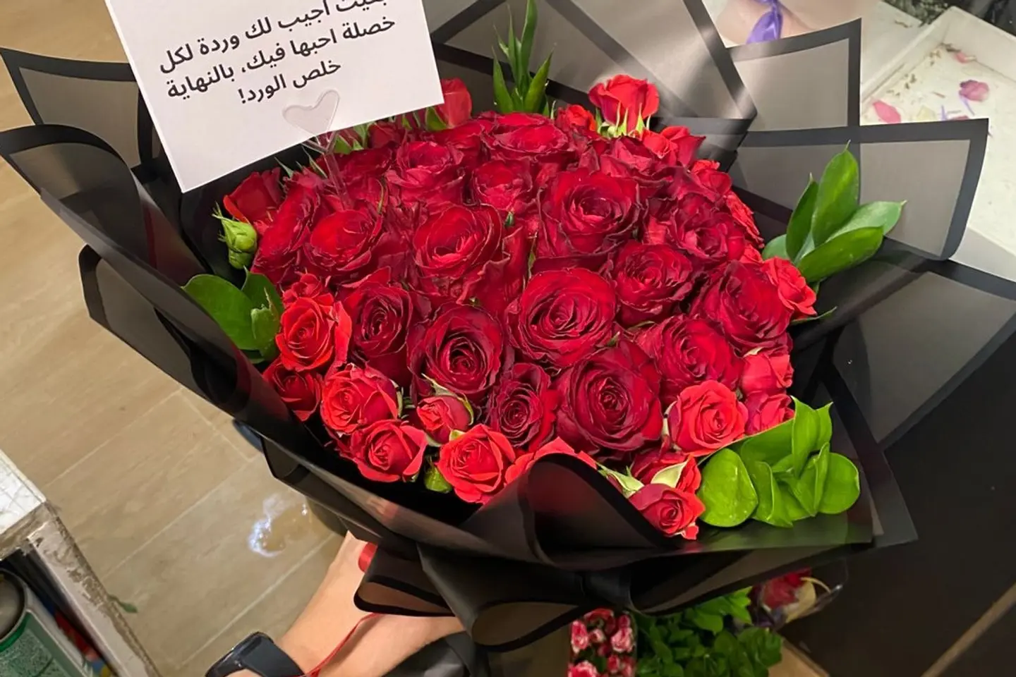 باقة ورد احمر جوري وبيبي جوري غلاف اسود ٢٠٠