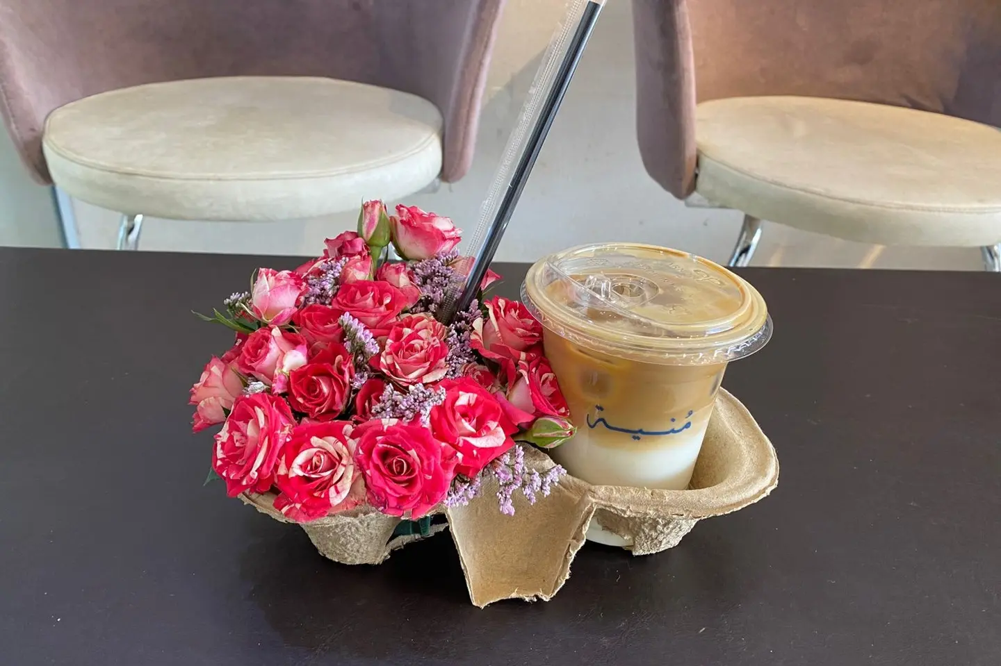 سبانيش لاتيه بارد مع ورد