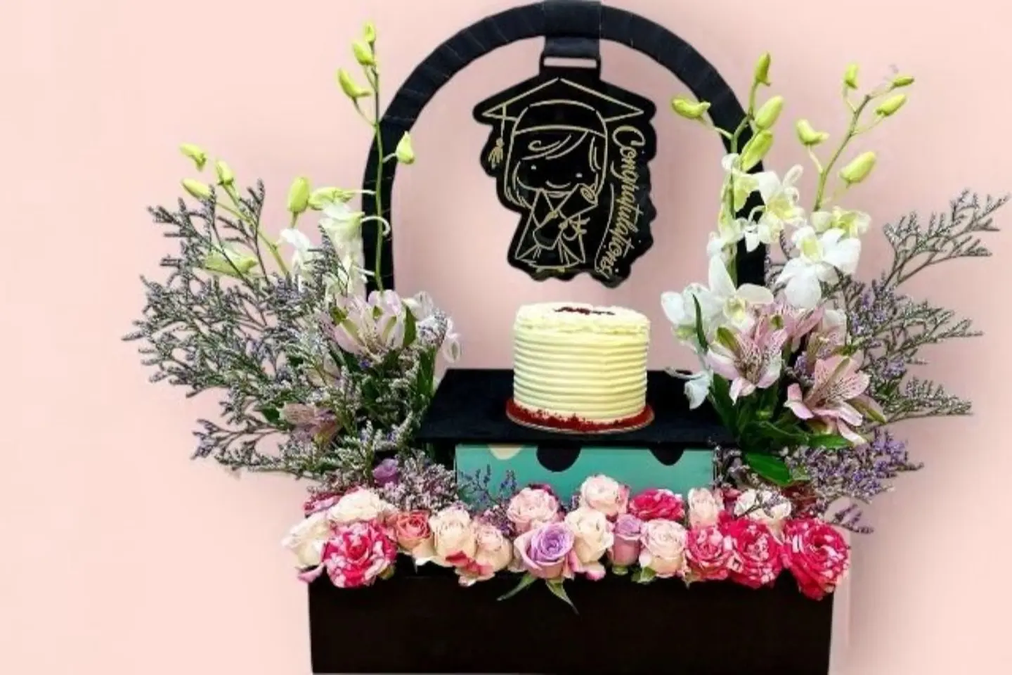 استاند التخرج مع كيكه