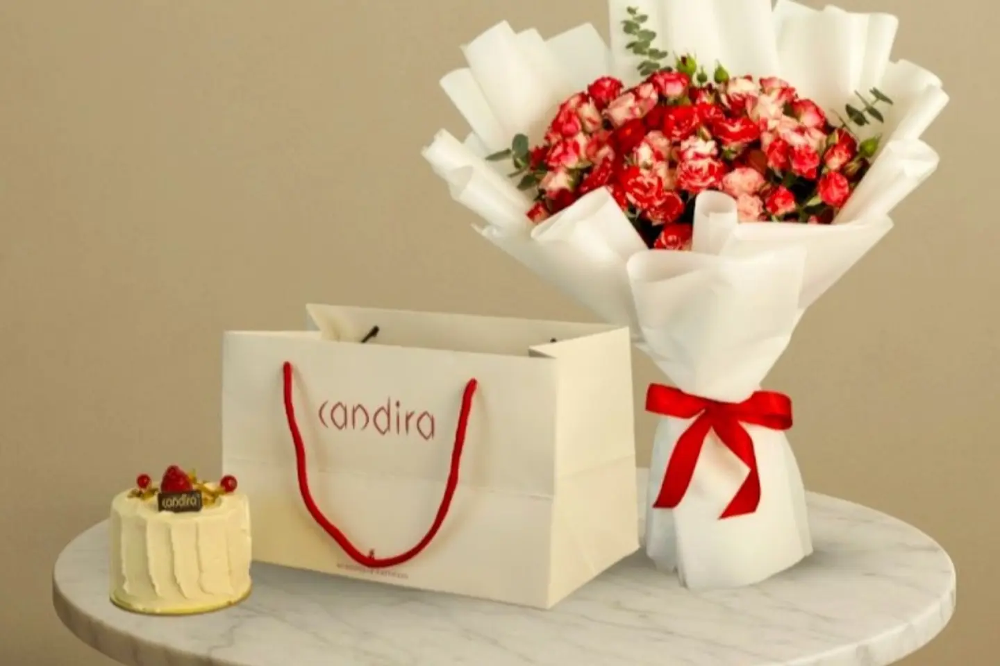 باقة الكيك عبارة عن زهور